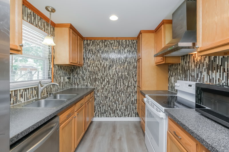 2,335/Mo, 4107 Canoga Park Dr Brandon, FL 33511 Kitchen View 2