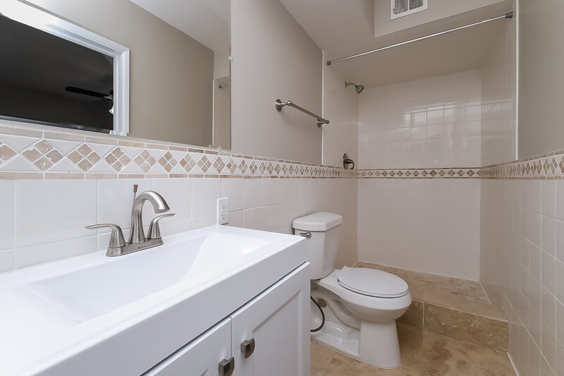 2,465/Mo, 339 Regina Dr S Largo, FL 33770 Main Bathroom View