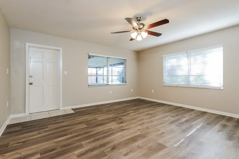 2,420/Mo, 1212 Hunt Ave Lakeland, FL 33801 Living Room View 2