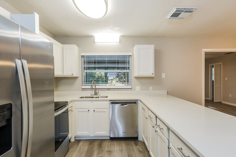 2,420/Mo, 1212 Hunt Ave Lakeland, FL 33801 Kitchen View 2