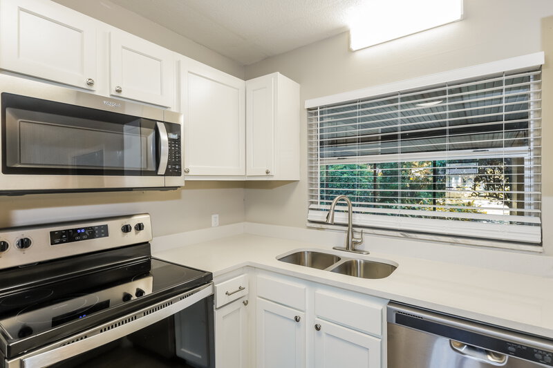 2,420/Mo, 1212 Hunt Ave Lakeland, FL 33801 Kitchen View 3