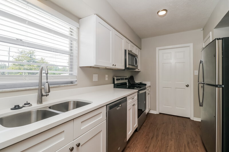 2,960/Mo, 528 Crestover Dr Temple Terrace, FL 33617 Kitchen View