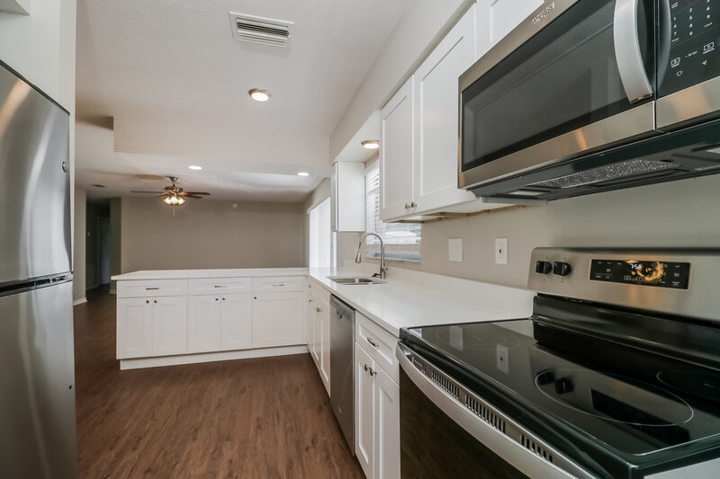 2,960/Mo, 528 Crestover Dr Temple Terrace, FL 33617 Kitchen View 2