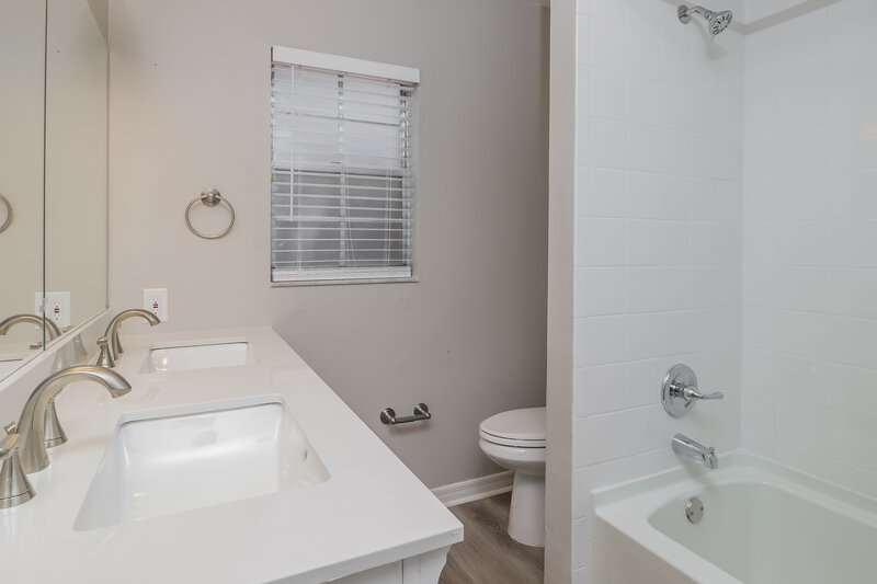 2,960/Mo, 528 Crestover Dr Temple Terrace, FL 33617 Bathroom View