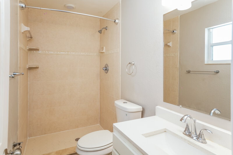 2,305/Mo, 1705 Athens Ct Lakeland, FL 33803 Main Bathroom View