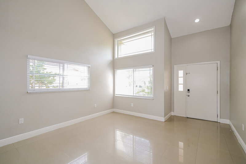 2,915/Mo, 6297 102nd Ter N Pinellas Park, FL 33782 Living Room View 2