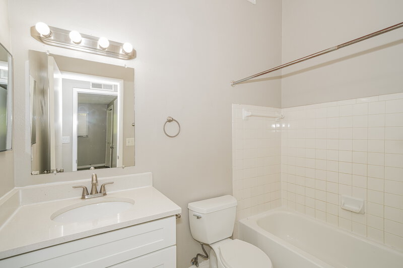 2,915/Mo, 6297 102nd Ter N Pinellas Park, FL 33782 Bathroom View