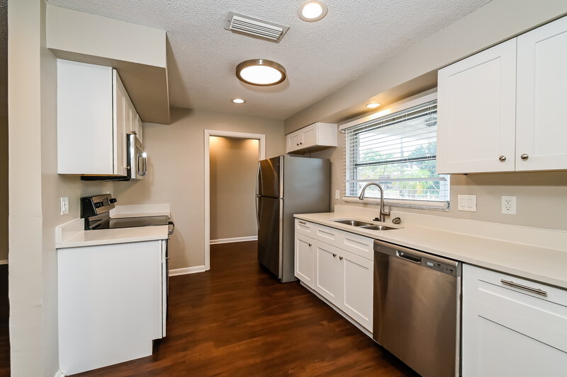 2,710/Mo, 712 Canterbury Rd Clearwater, FL 33764 Kitchen View