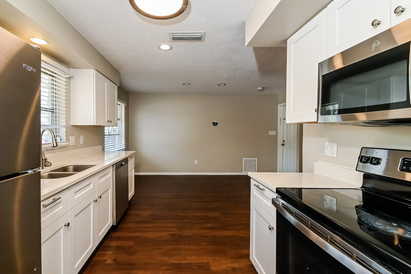 2,710/Mo, 712 Canterbury Rd Clearwater, FL 33764 Kitchen View 2