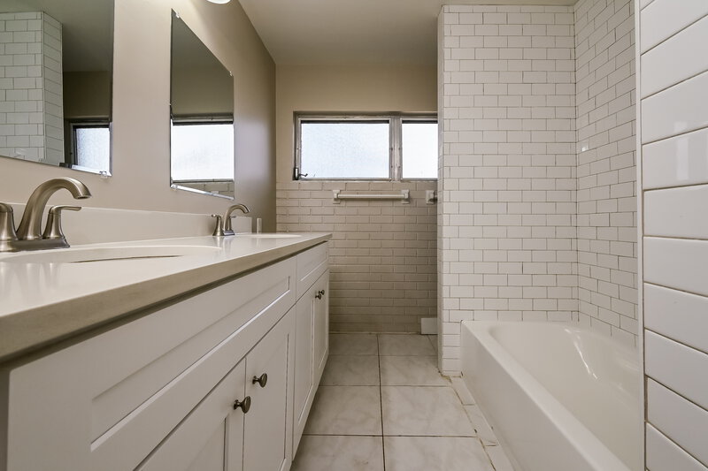 2,710/Mo, 712 Canterbury Rd Clearwater, FL 33764 Bathroom View