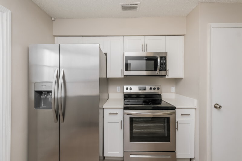 2,230/Mo, 8308 Hedgeway Pl Tampa, FL 33637 Kitchen View 2