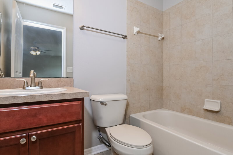 2,790/Mo, 16104 Palmettorun Cir Lithia, FL 33547 Bathroom View 2