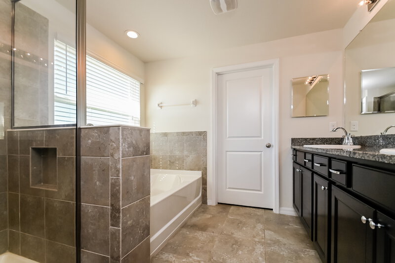 2,770/Mo, 5121 Jackel Chase Dr Wimauma, FL 33598 Main Bathroom View