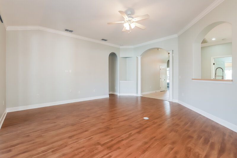 2,205/Mo, 5422 Oxford Manor Cir Lakeland, FL 33810 Living Room View 2
