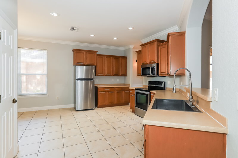 2,205/Mo, 5422 Oxford Manor Cir Lakeland, FL 33810 Kitchen View