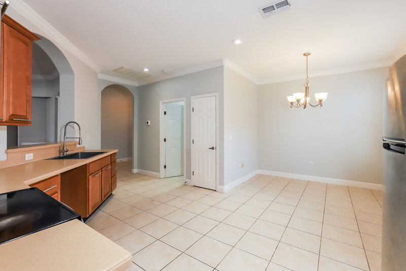 2,205/Mo, 5422 Oxford Manor Cir Lakeland, FL 33810 Kitchen View 2