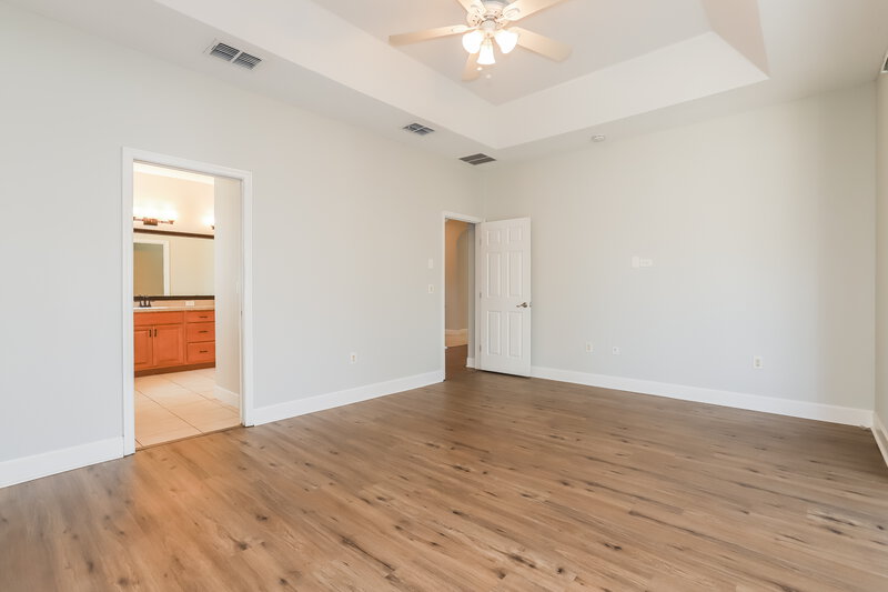 2,205/Mo, 5422 Oxford Manor Cir Lakeland, FL 33810 Main Bedroom View 2