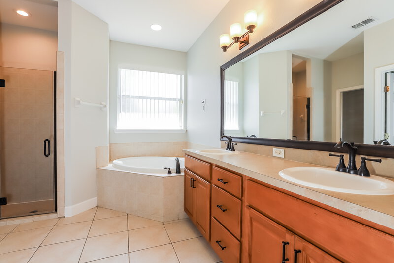 2,205/Mo, 5422 Oxford Manor Cir Lakeland, FL 33810 Main Bathroom View