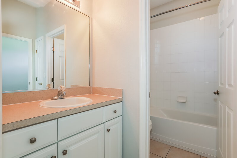 2,205/Mo, 5422 Oxford Manor Cir Lakeland, FL 33810 Bathroom View