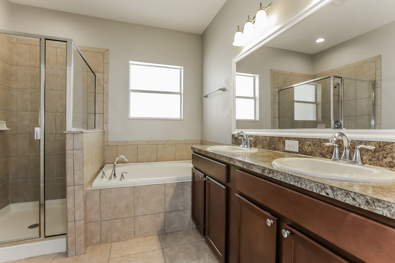 0/Mo, 13423 Lake Monroe Pl Riverview, FL 33579 Main Bathroom View