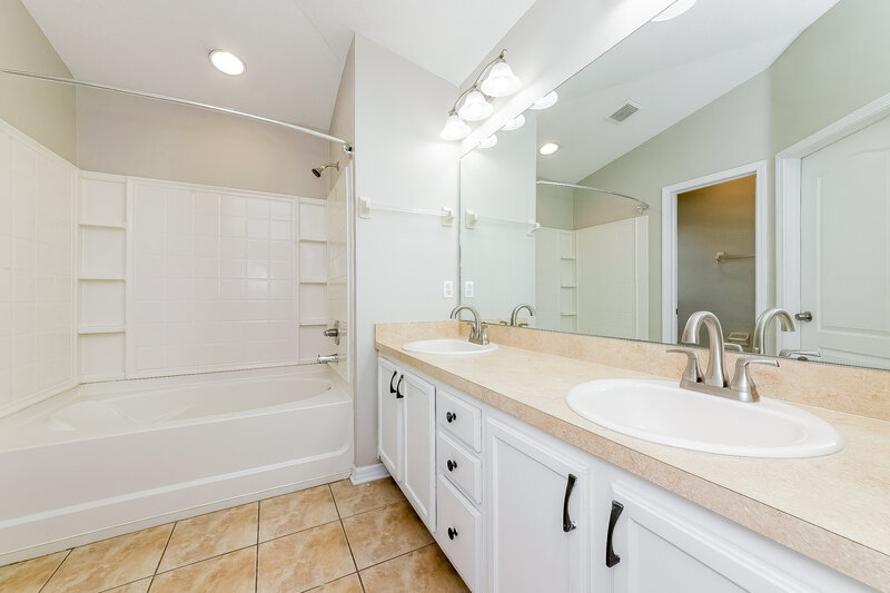 2,245/Mo, 12652 Evington Point Dr Riverview, FL 33579 Main Bathroom View