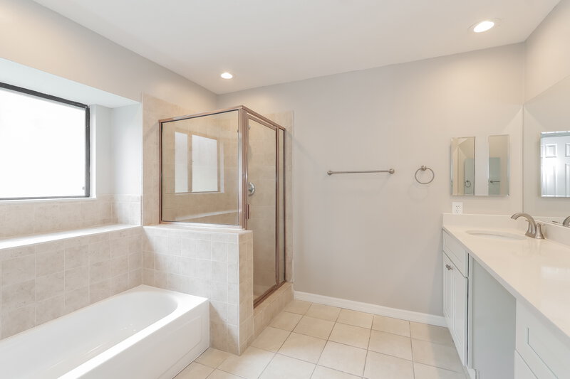 2,350/Mo, 9735 Fox Chapel Rd Tampa, FL 33647 Main Bathroom View