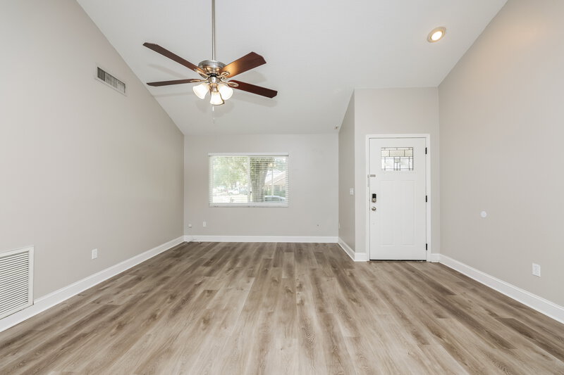 1,800/Mo, 3308 Laurel Dale Dr Tampa, FL 33618 Living Room View 2