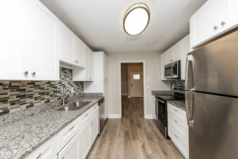 1,800/Mo, 3308 Laurel Dale Dr Tampa, FL 33618 Kitchen View 2