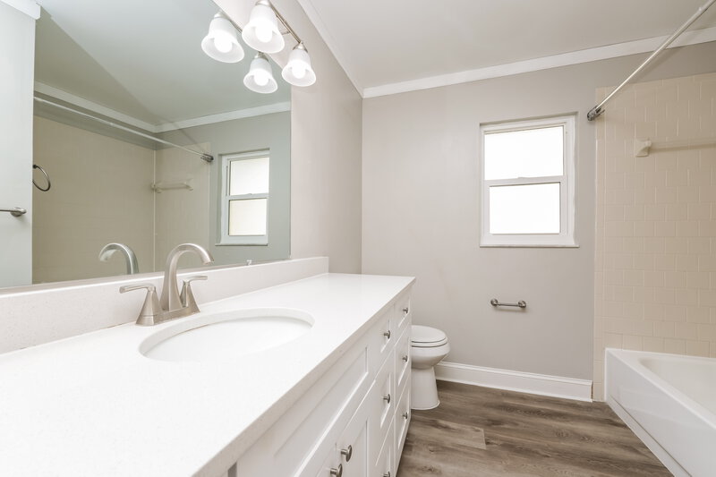 1,800/Mo, 3308 Laurel Dale Dr Tampa, FL 33618 Main Bathroom View