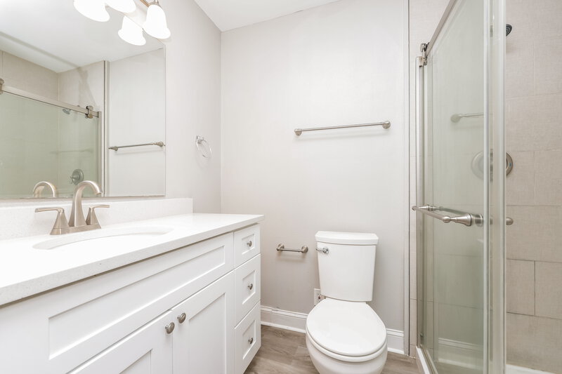 1,800/Mo, 3308 Laurel Dale Dr Tampa, FL 33618 Bathroom View