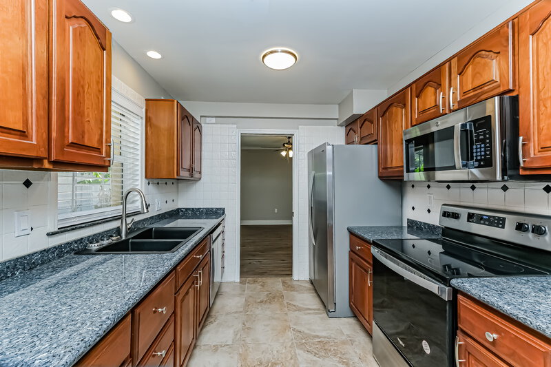 3,425/Mo, 13933 Oak Forest Blvd N Seminole, FL 33776 Kitchen View