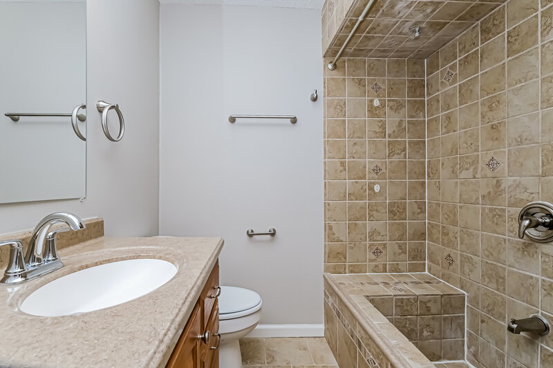3,425/Mo, 13933 Oak Forest Blvd N Seminole, FL 33776 Main Bathroom View