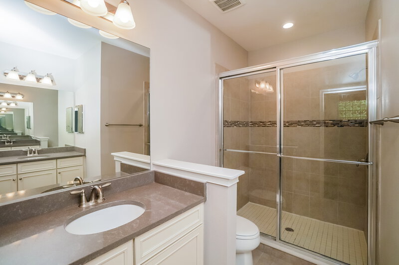 2,130/Mo, 5701 Colony Glen Rd Lithia, FL 33547 Main Bathroom View