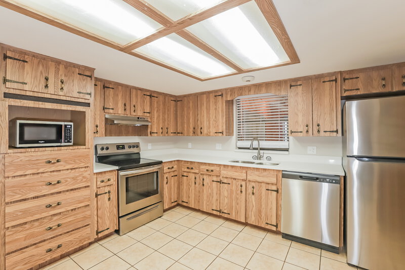 2,030/Mo, 7606 Mather Rd N Lakeland, FL 33810 Kitchen View 2