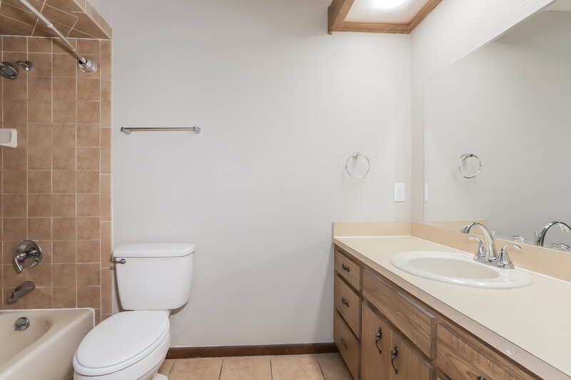 2,030/Mo, 7606 Mather Rd N Lakeland, FL 33810 Main Bathroom View