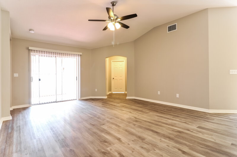 2,800/Mo, 3304 Pin Oak Ln Tampa, FL 33618 Living Room View 2