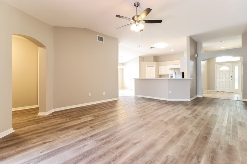 2,800/Mo, 3304 Pin Oak Ln Tampa, FL 33618 Living Room View 3
