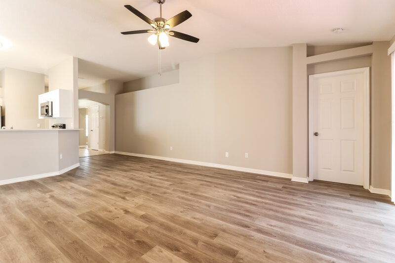 2,800/Mo, 3304 Pin Oak Ln Tampa, FL 33618 Living Room View 4