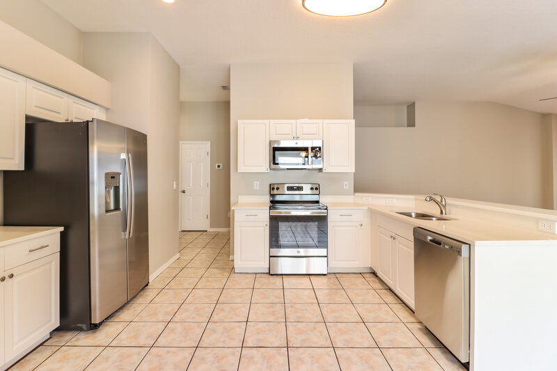 2,800/Mo, 3304 Pin Oak Ln Tampa, FL 33618 Kitchen View