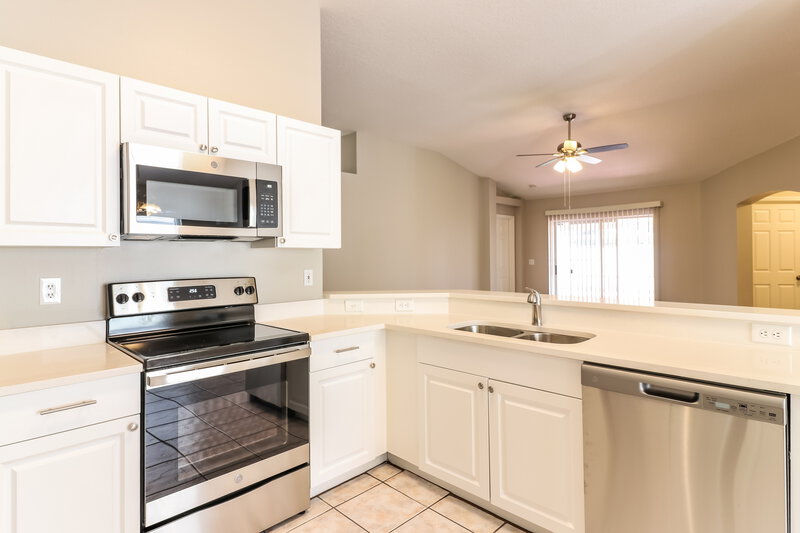 2,800/Mo, 3304 Pin Oak Ln Tampa, FL 33618 Kitchen View 2