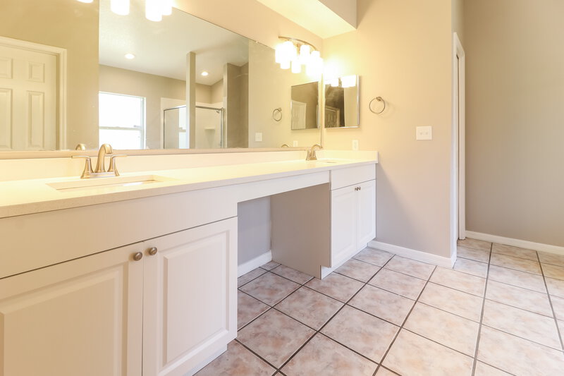 2,800/Mo, 3304 Pin Oak Ln Tampa, FL 33618 Main Bathroom View