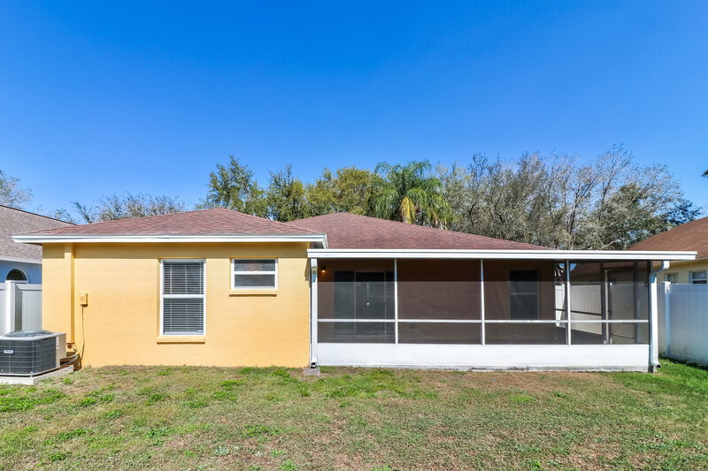 2,800/Mo, 3304 Pin Oak Ln Tampa, FL 33618 Rear View