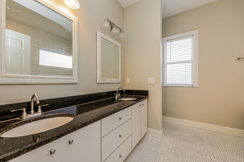 2,305/Mo, 1602 Cason Wood Ct Plant City, FL 33563 Main Bathroom View