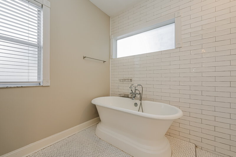 2,305/Mo, 1602 Cason Wood Ct Plant City, FL 33563 Main Bathroom View 2