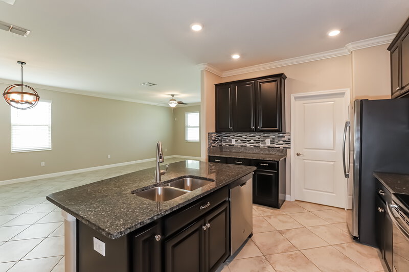 2,700/Mo, 10071 Ivory Dr Ruskin, FL 33573 Kitchen View