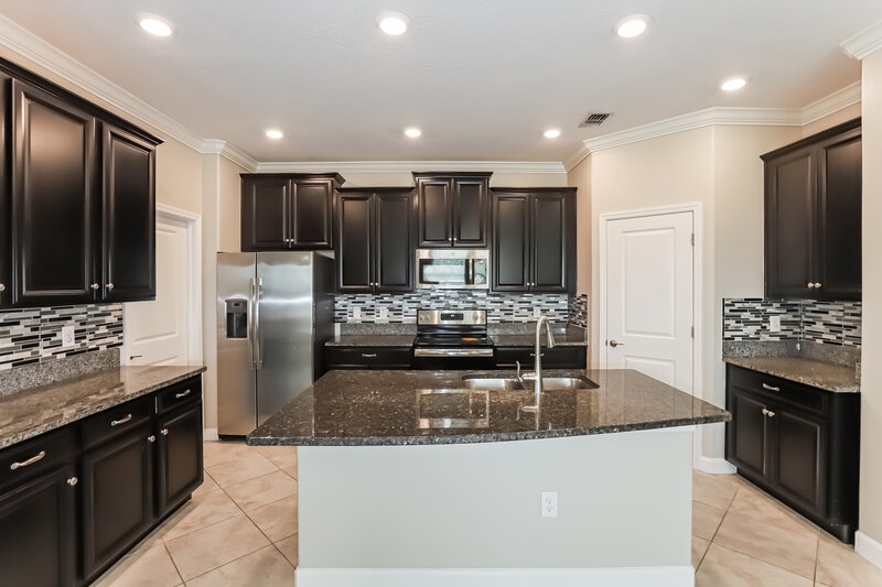 2,700/Mo, 10071 Ivory Dr Ruskin, FL 33573 Kitchen View 2