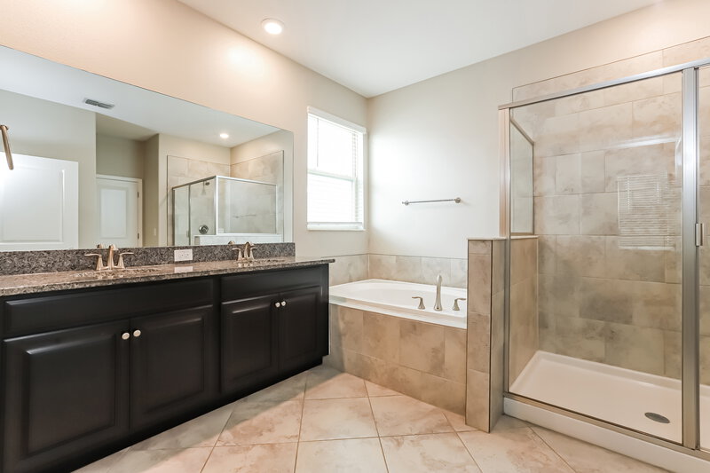 2,700/Mo, 10071 Ivory Dr Ruskin, FL 33573 Main Bathroom View
