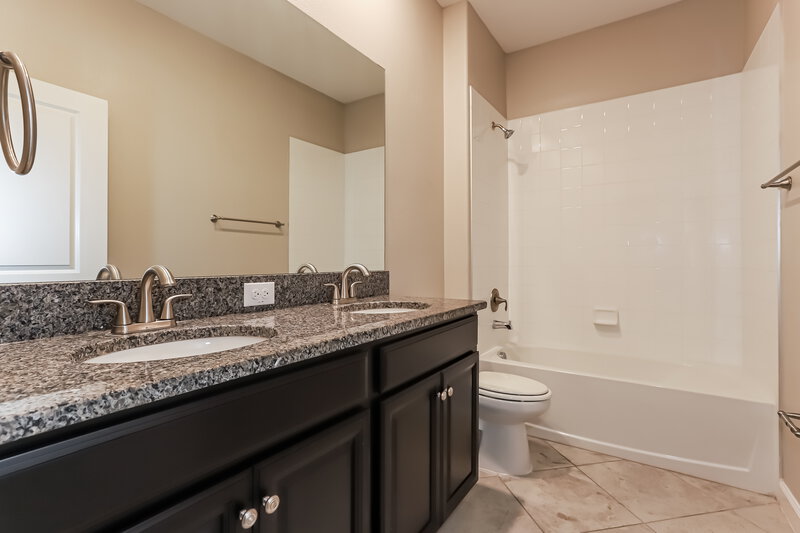 2,700/Mo, 10071 Ivory Dr Ruskin, FL 33573 Bathroom View 2