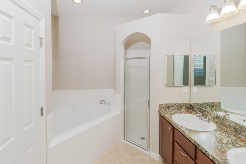 2,200/Mo, 30745 Water Lily Dr Brooksville, FL 34602 Main Bathroom View