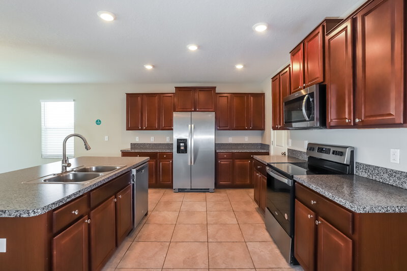 2,800/Mo, 1909 Broad Winged Hawk Dr Ruskin, FL 33570 Kitchen View